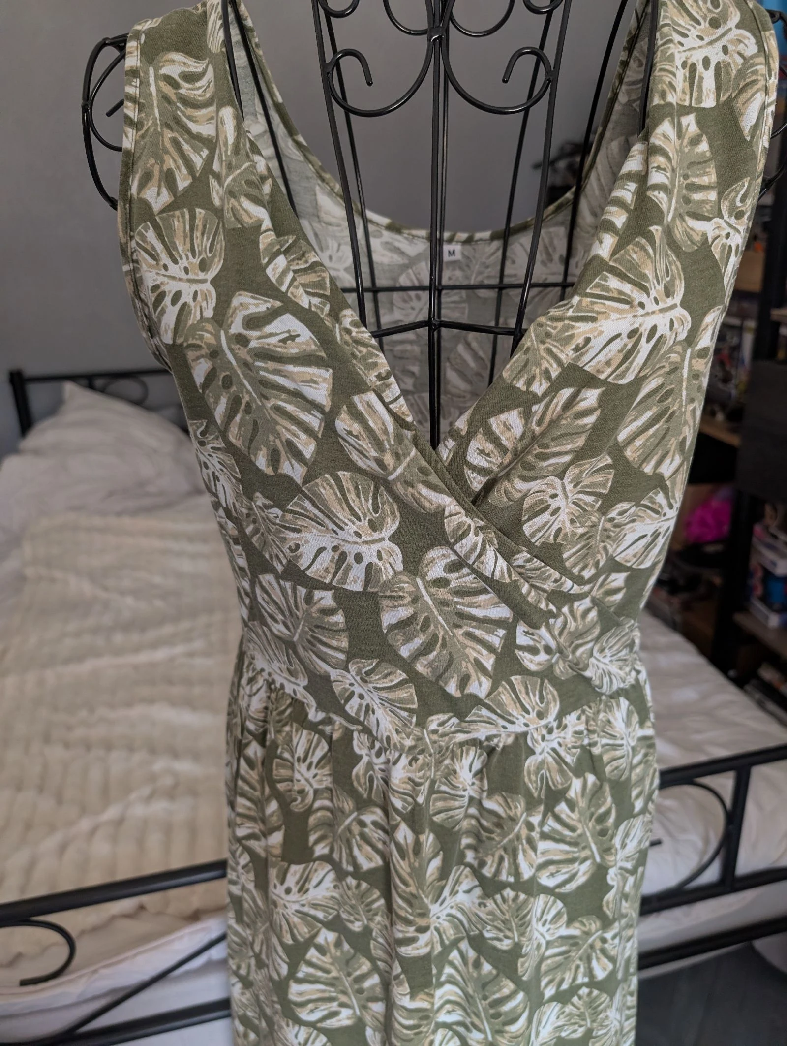 Magnífico vestido longo fluido cáqui estampado monstera / tropical tamanho M – photo 2